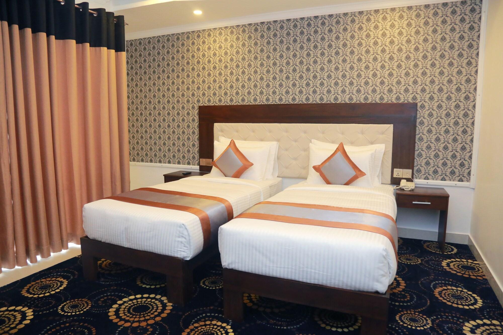 Galaxy Grand Hotel Нувара-Элия Экстерьер фото