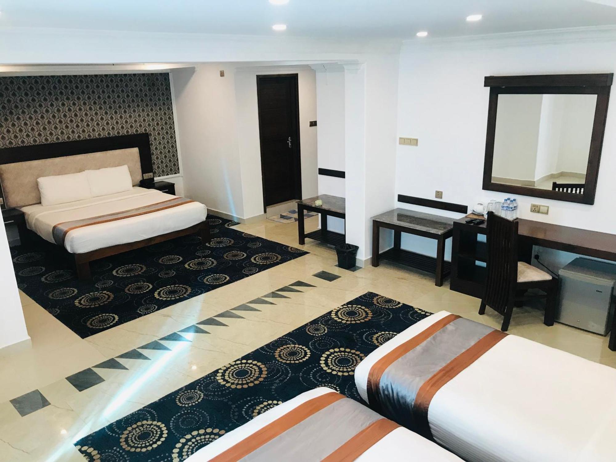 Galaxy Grand Hotel Нувара-Элия Экстерьер фото