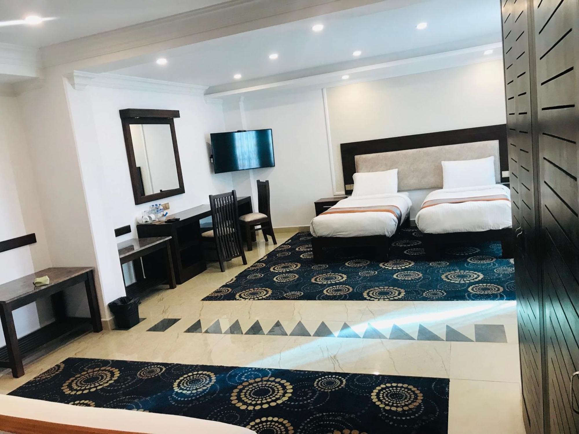 Galaxy Grand Hotel Нувара-Элия Экстерьер фото